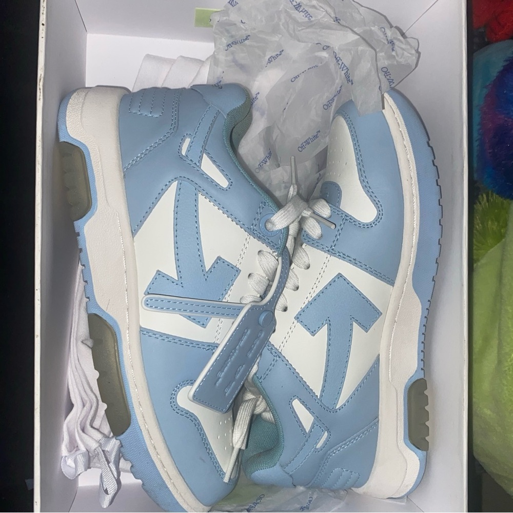 Off whites only wearer once